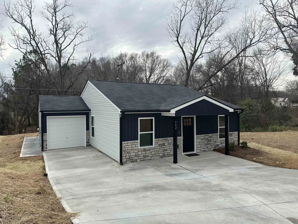 902 Savannah St  Cowpens SC 29330